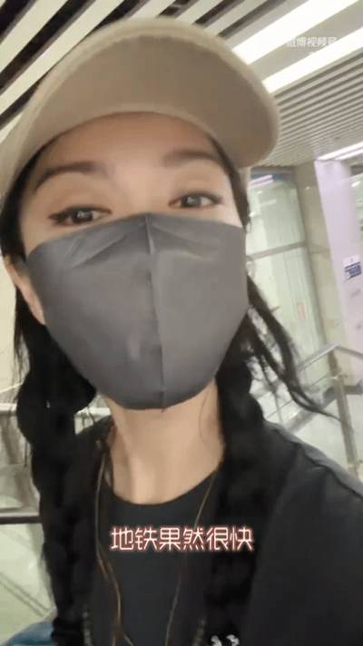 薛凯琪坐完地铁就给地铁唱歌了薛凯琪一次晚高峰一生地铁情晚高峰人来人往的地铁车厢，