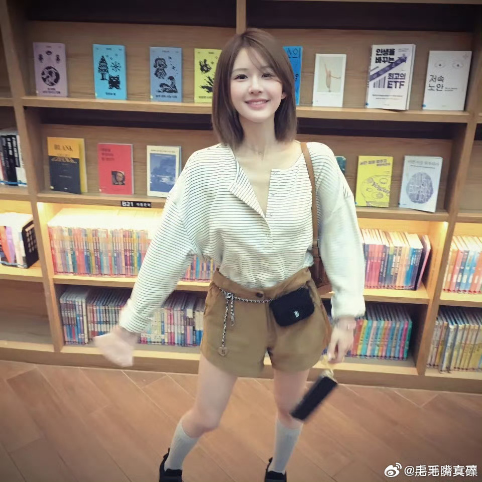 内娱最美的九张脸赵露思ins更新了，好古灵精怪的小美女[期待] ​​​