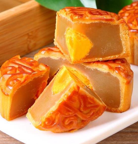 玩不起就别玩！广东深圳，某公司发放中秋月饼时，一块月饼被切成四块，员工每人只能尝