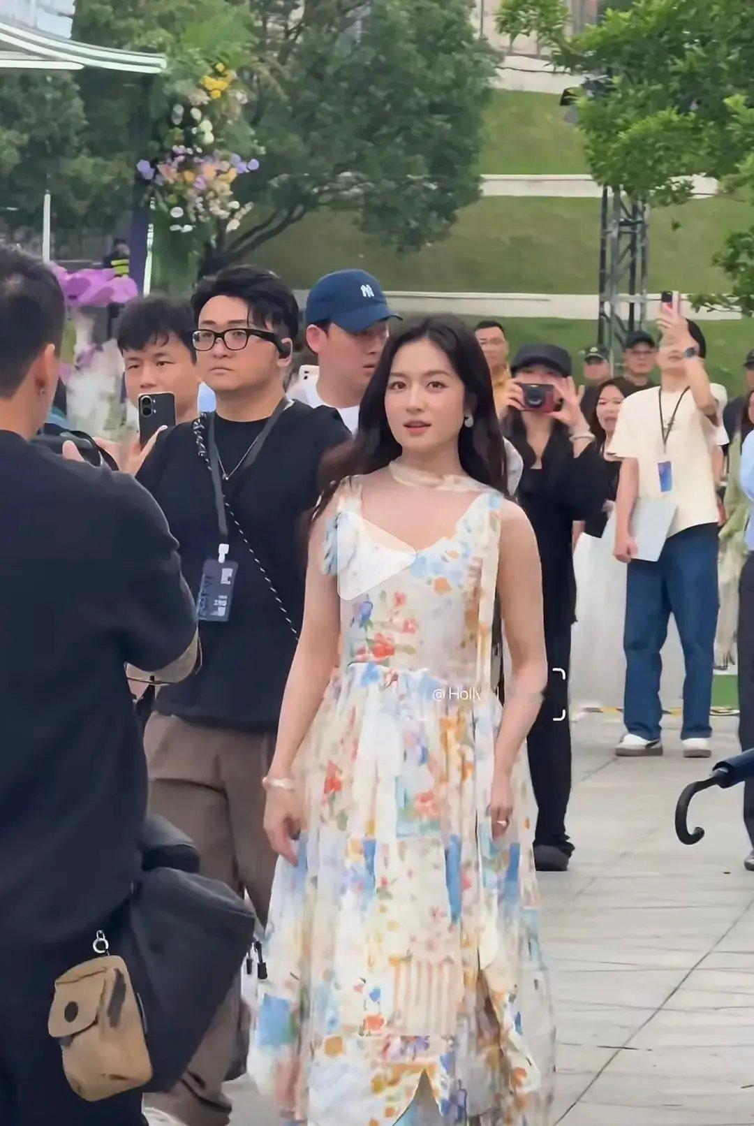 建议明星平时还是不要P图太狠，生图很那啥 