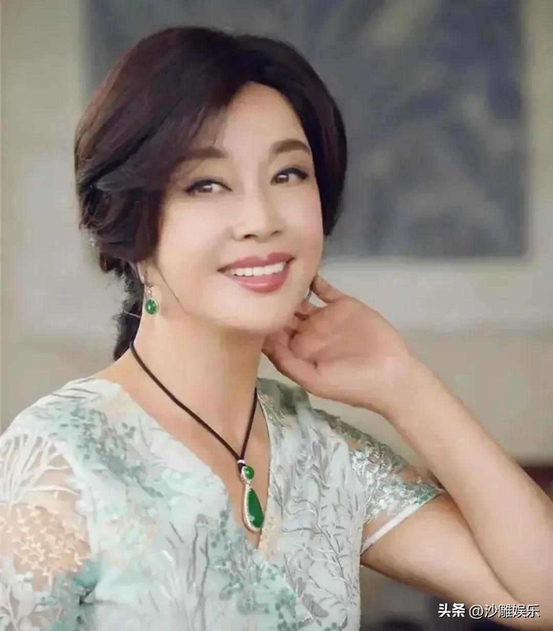 刘晓庆，又愤怒又心寒！

3月25日，就在大家还在热议某顶流小生的恋情时，75岁