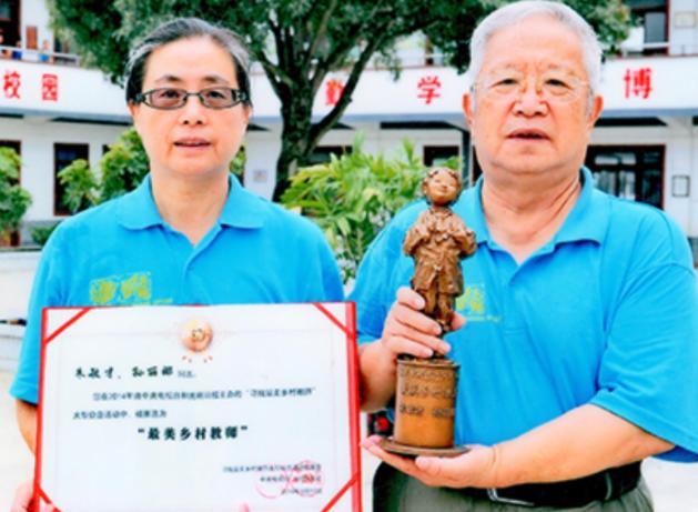 2005年，外交官朱敏才退休后，不顾儿女的阻拦，带着妻子离开家，这一走，杳无音信