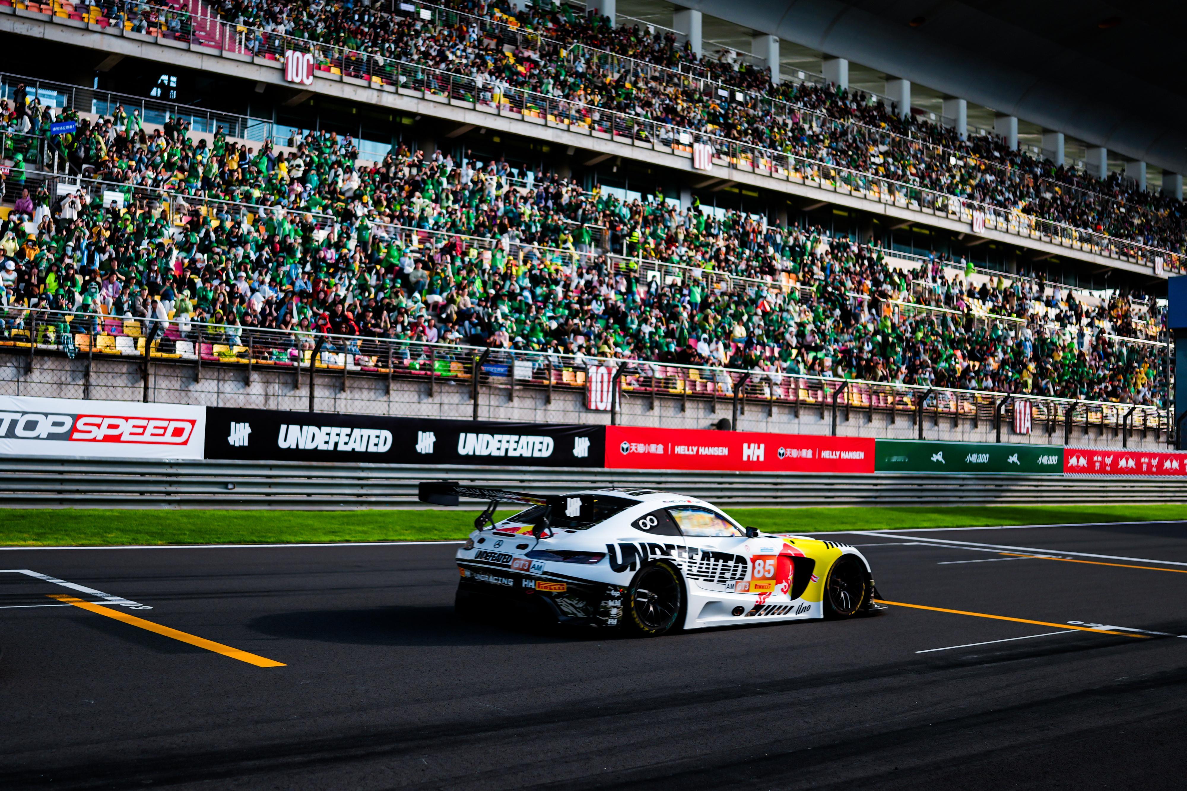 存一些官摄高质量图，85赛车和他的女人们同框😏王一博