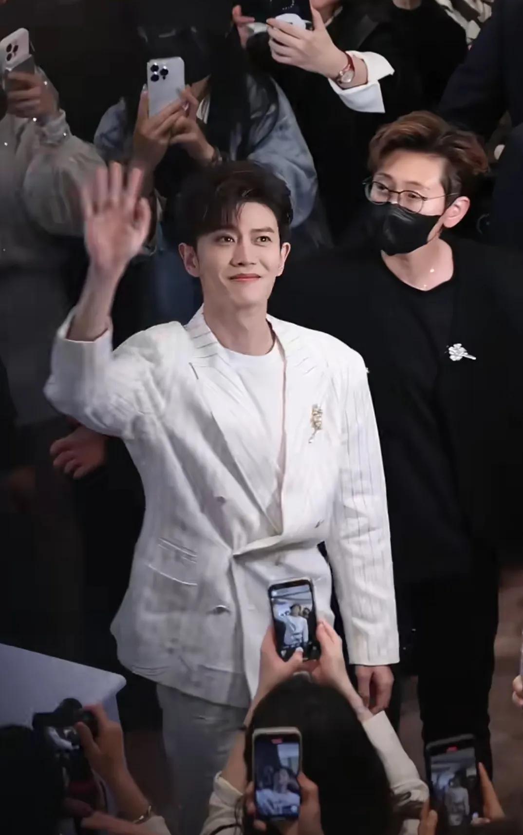 任嘉伦在成都参加线下活动，本人太帅了吧，好绅士，任嘉伦每一次出现都帅出了新高度，