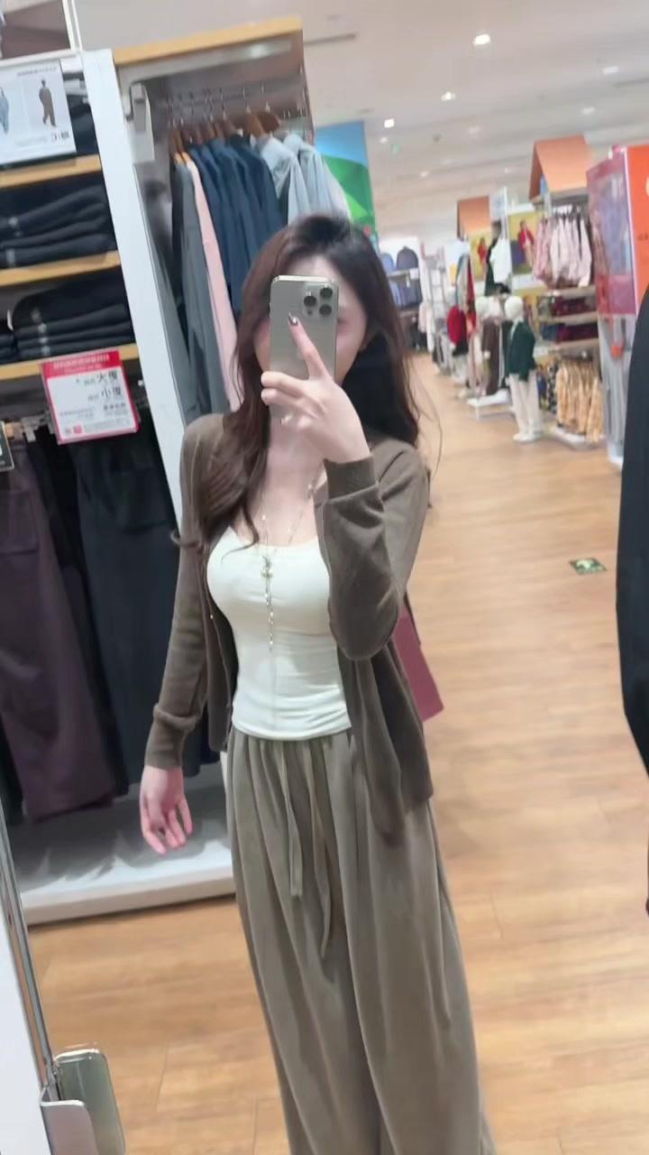 最近挖到宝藏店铺，衣服版型超正，面料舒服到不想脱。
碎花裙温柔又减龄，随便搭双小