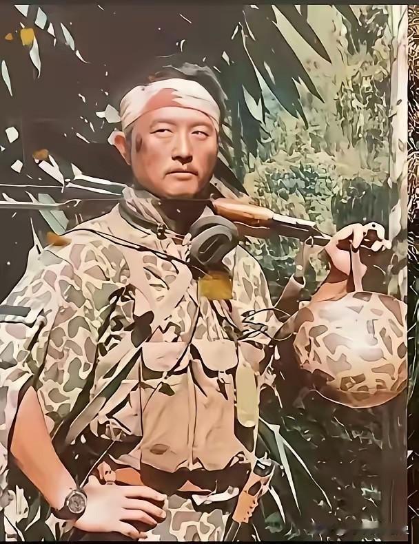 1984年，李保民带队趴了120个小时。站起来时，腿没知觉了。

身后23个兵，