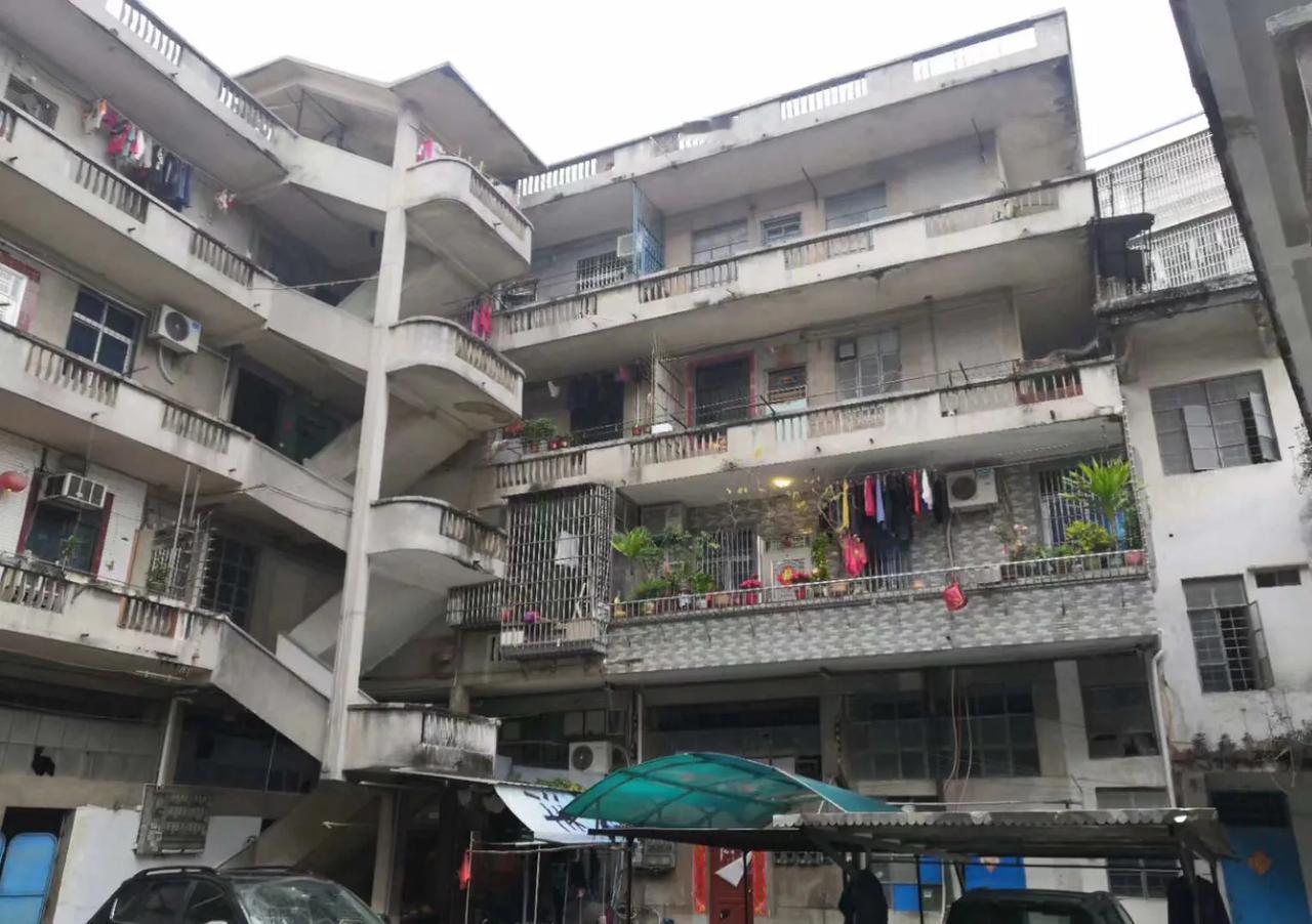 剧集《狂飚》
高启强老房
拍摄取景地
开平市荻海区长安路80号  ​​​
前后对