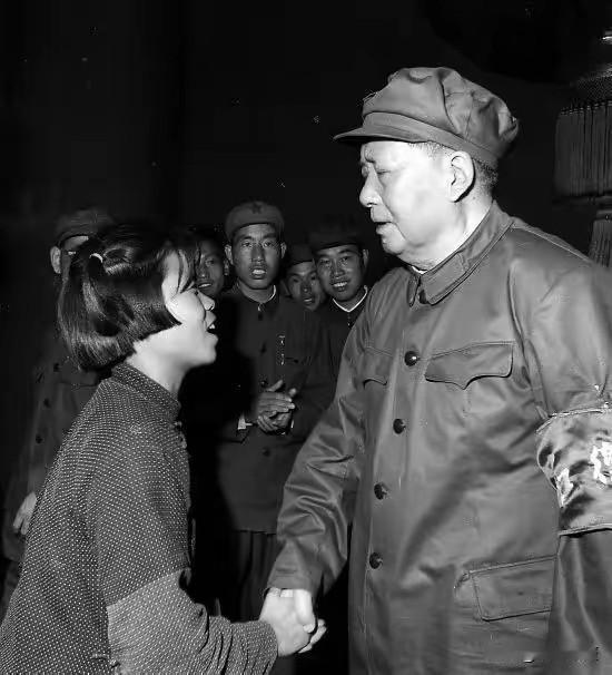 🍁1966年9月15日，13岁的焦守云登上天安门城楼，受到了毛主席的亲切接见。