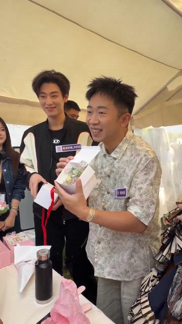粉丝让杨迪祝自己和他一样帅 杨迪被粉丝提问整笑杨迪线下高能互动来了！粉丝一本正经