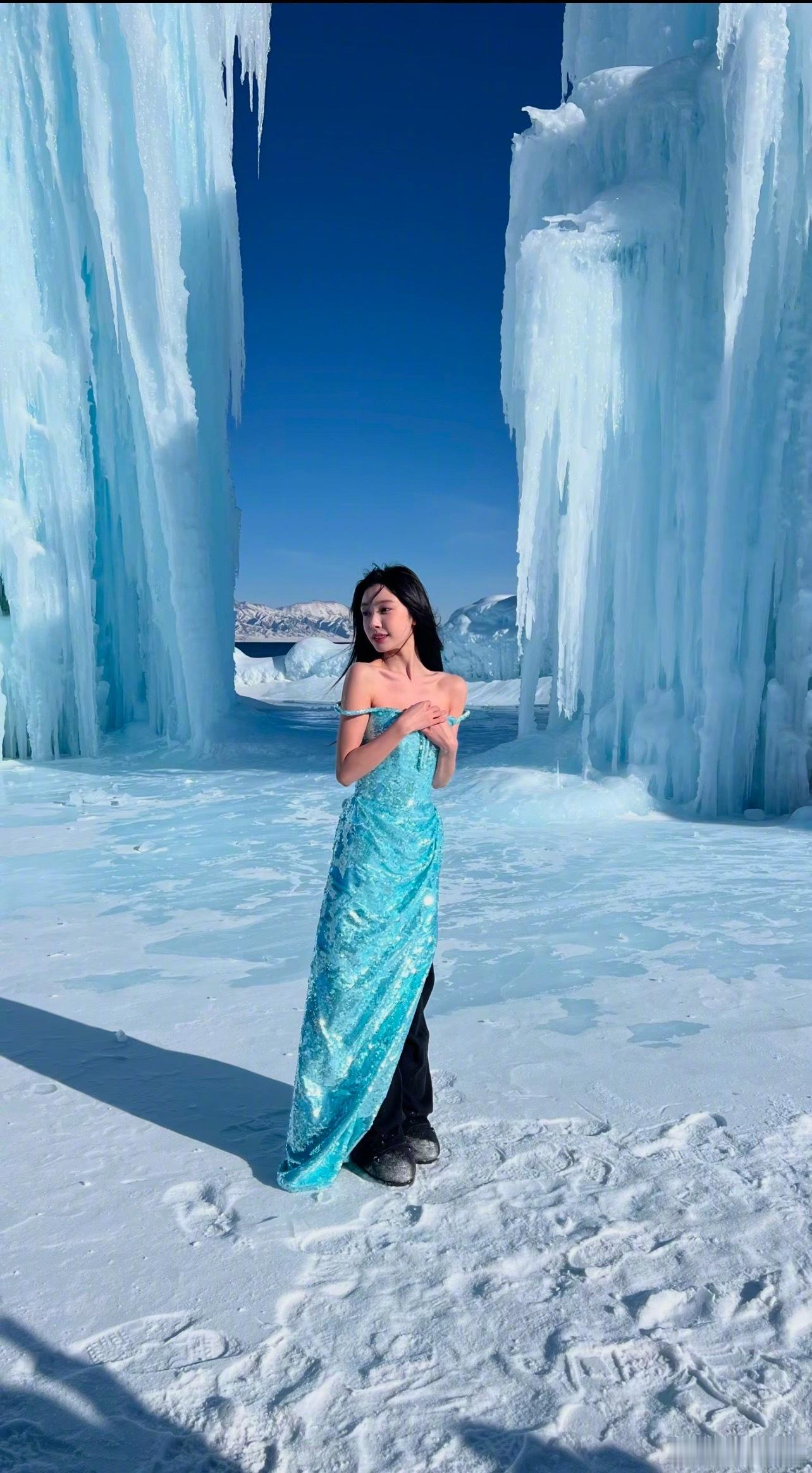 网友在赛里木湖偶遇易梦玲 