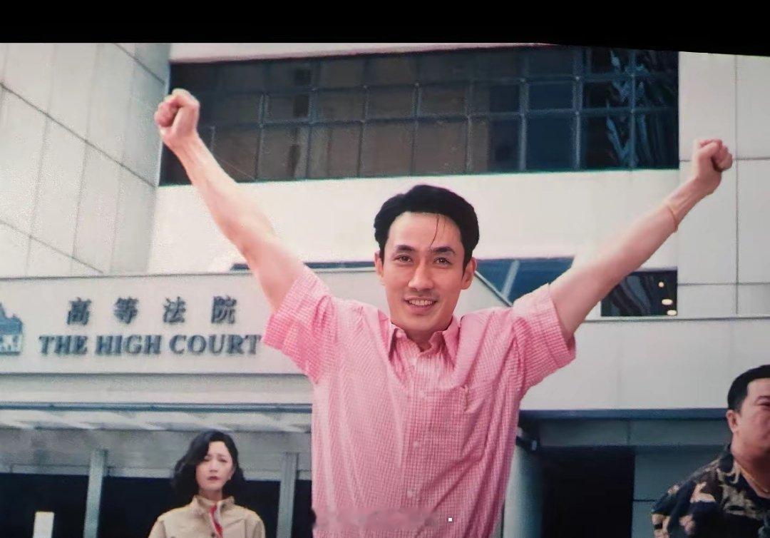 同样高举双臂走出高等法院，朱一龙复刻张子强这张名场面，神态气质差距很直观。原型张
