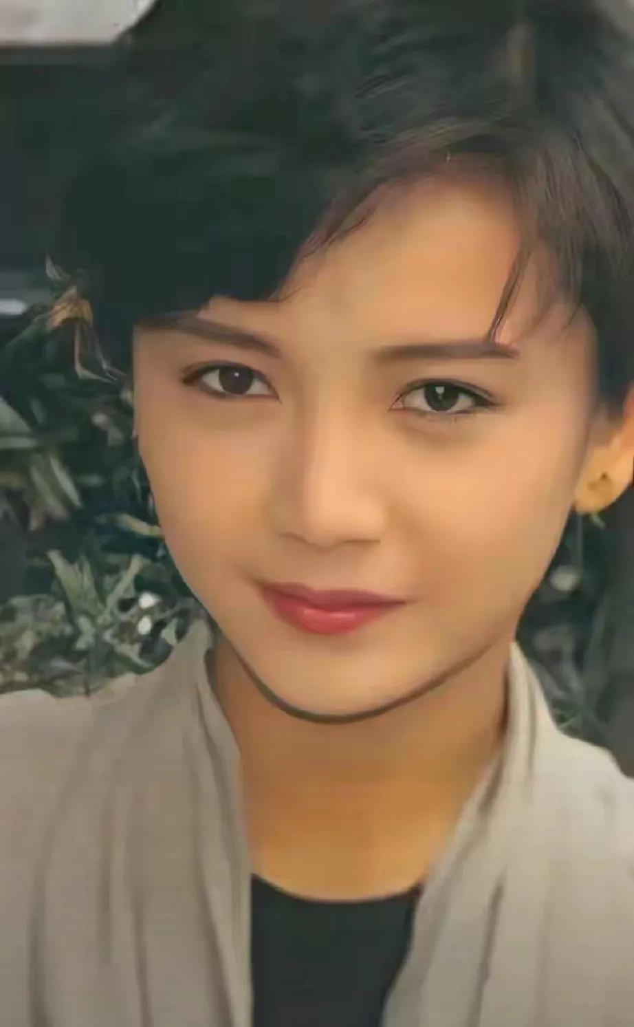 曾华倩，TVB昔日“少女掌门人”，与梁朝伟三度相恋又分手，成港圈意难平。转身嫁入