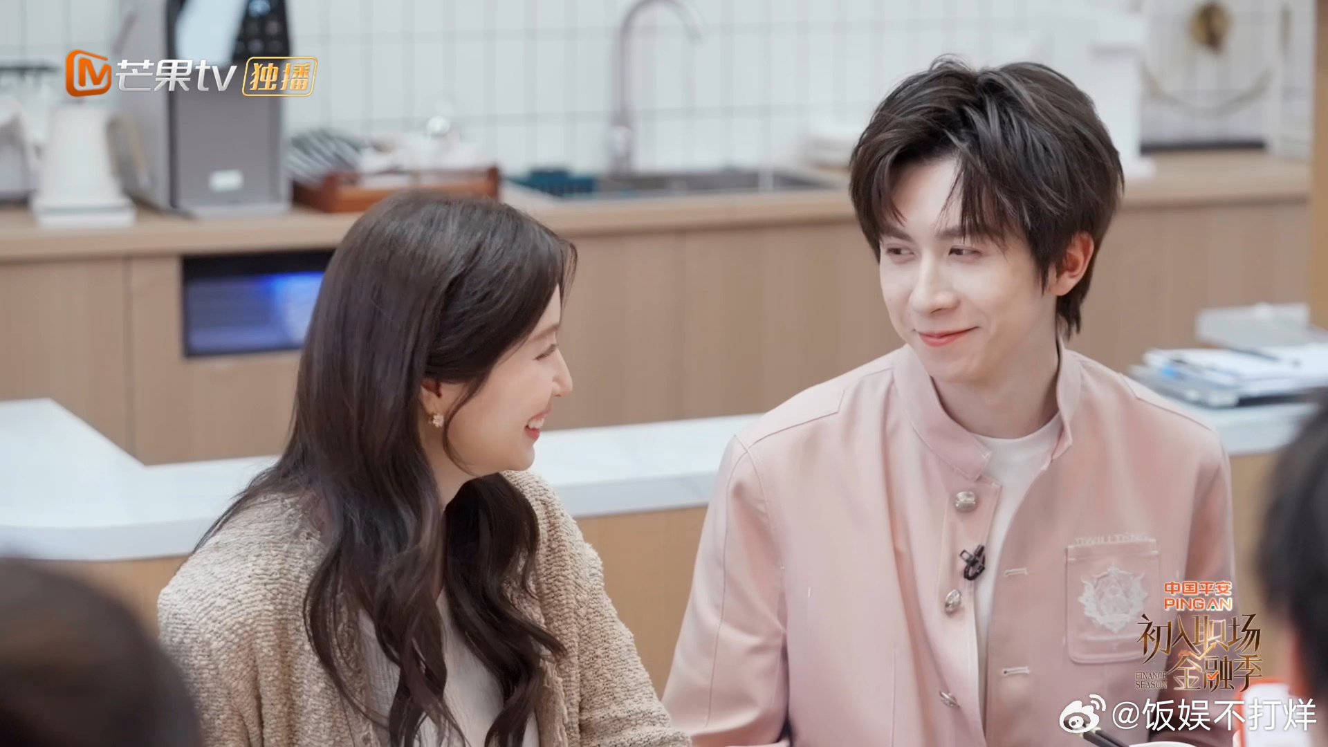 侯卓成签婚前协议全听杨汝晴的初入职场金融季 别人面对婚前协议都躲躲闪闪，侯卓成却