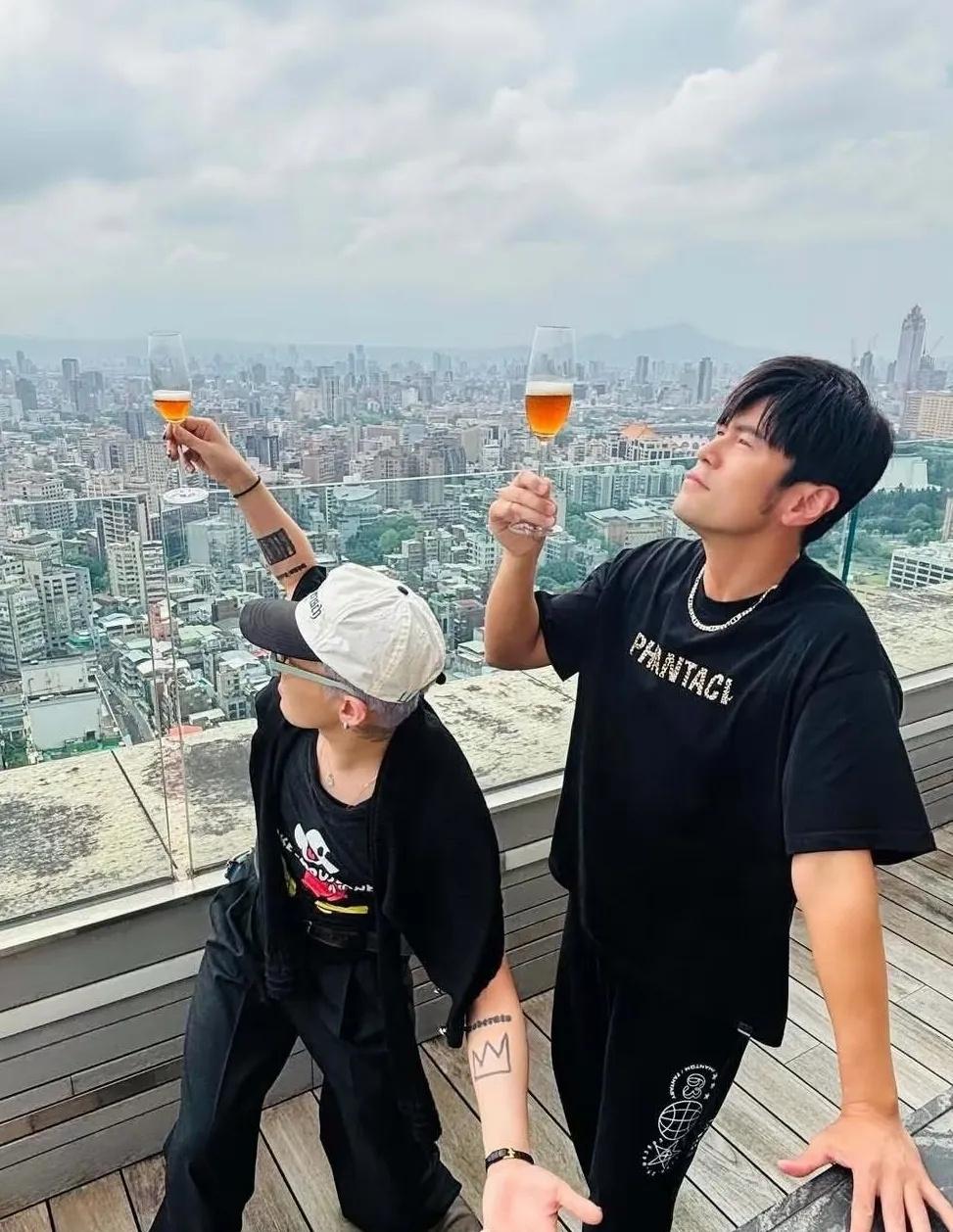 权志龙这次来台北开BIGBANG出道20周年巡演，直接被周杰伦喊去家里做客的瓜，