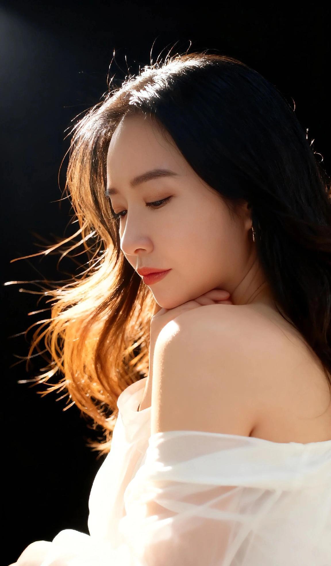 .能走到最后的爱情，从来都不是靠一时的新鲜感维系，而是靠两个人的责任感与包容心。