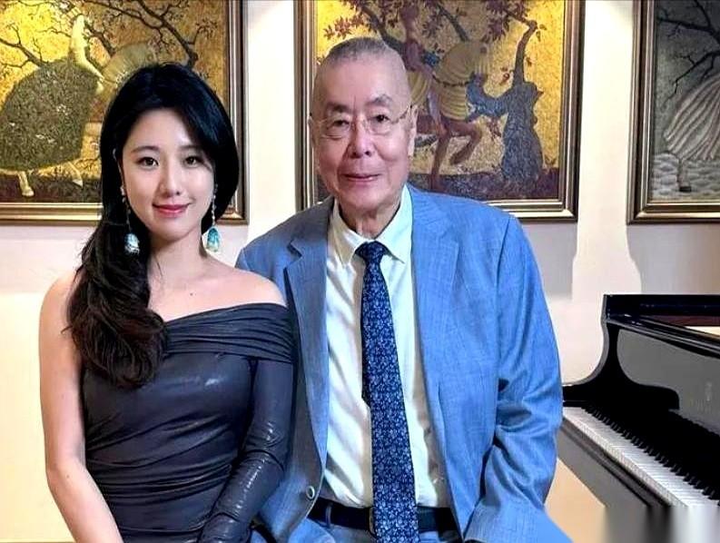81岁当爹，84岁再添个大胖小子。
先别急着惊掉下巴，人家老头转头就给刚出生的奶