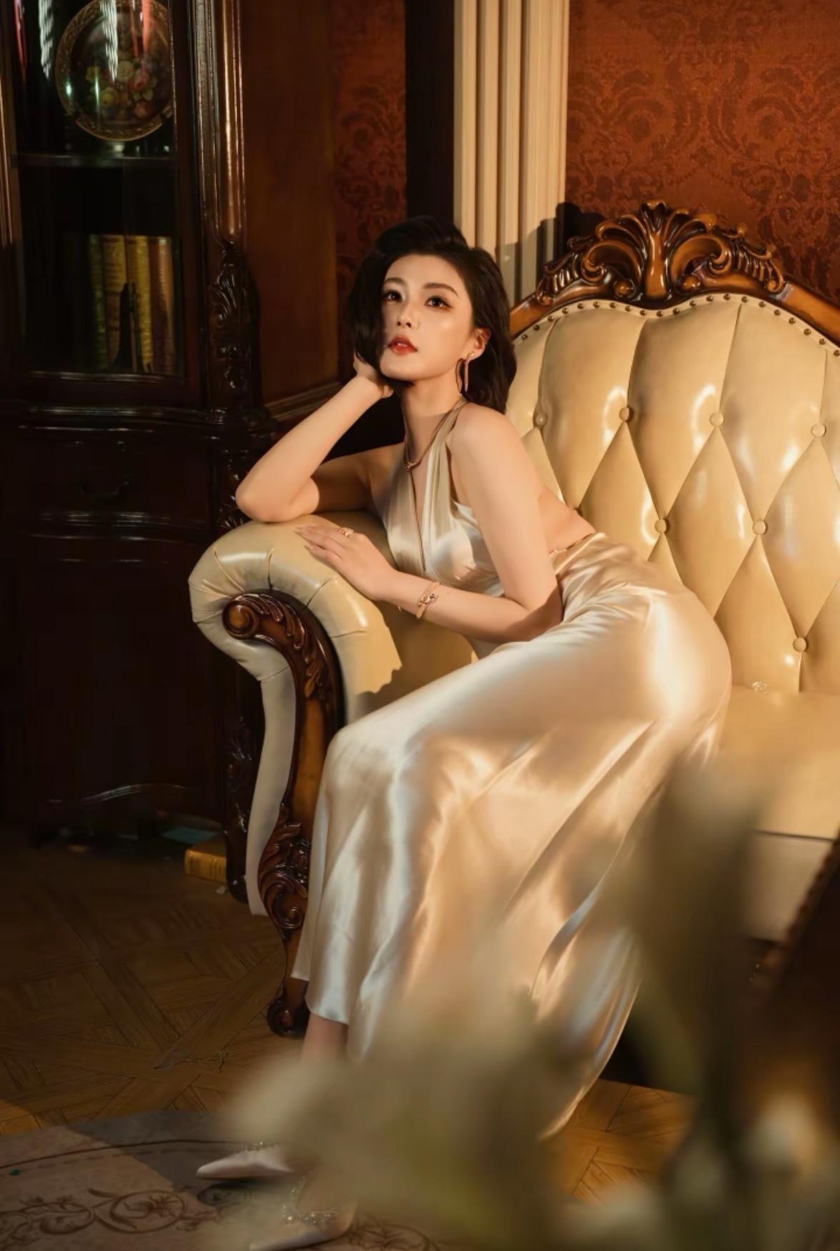 优雅复古风，丝质长裙与复古沙发相得益彰，尽显女性魅力。