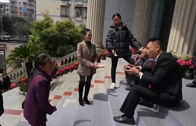 “养的是白眼狼？”2023年四川，女子从3个月大就被养父抚养，可她长大结婚后，再