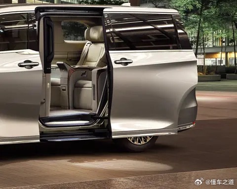 懂车之道讯 近日，懂车之道获悉，新款雷克萨斯LM图发布。此次为年度改款车型，主要