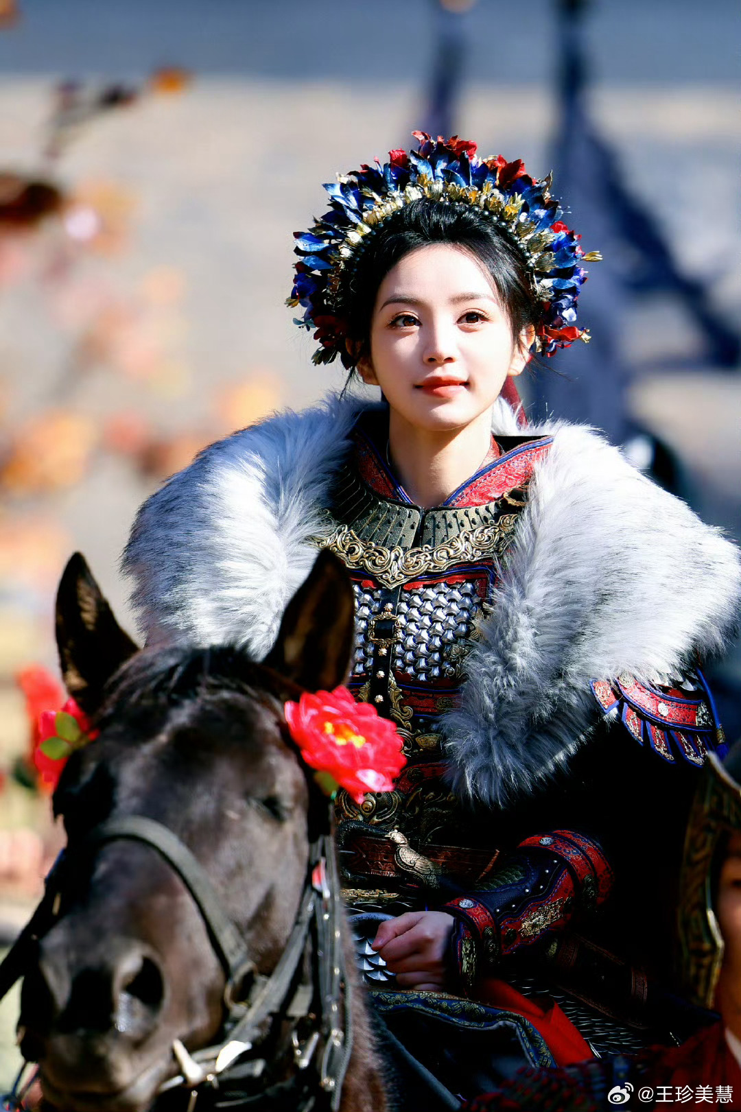 田曦薇簪花将军转场田曦薇这套簪花将军的服饰很大气张凌赫在阁楼上看着她进城的画面也