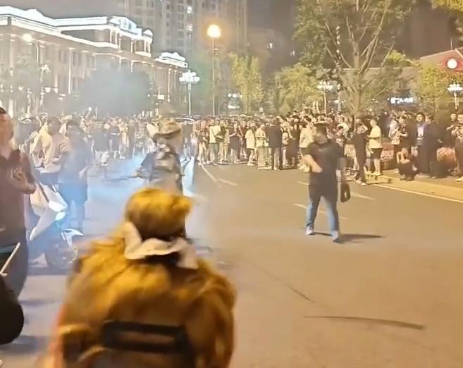 辽宁鞍山有几十名精神小伙在大街上飙车，警方集结二百四十多名警力，最后抓获了103