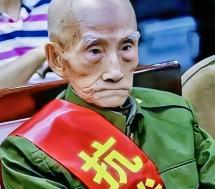 1945年5月，机枪手曾岳峰因伤掉队，没想到，他遇到100名日军正在吃饭！他立马