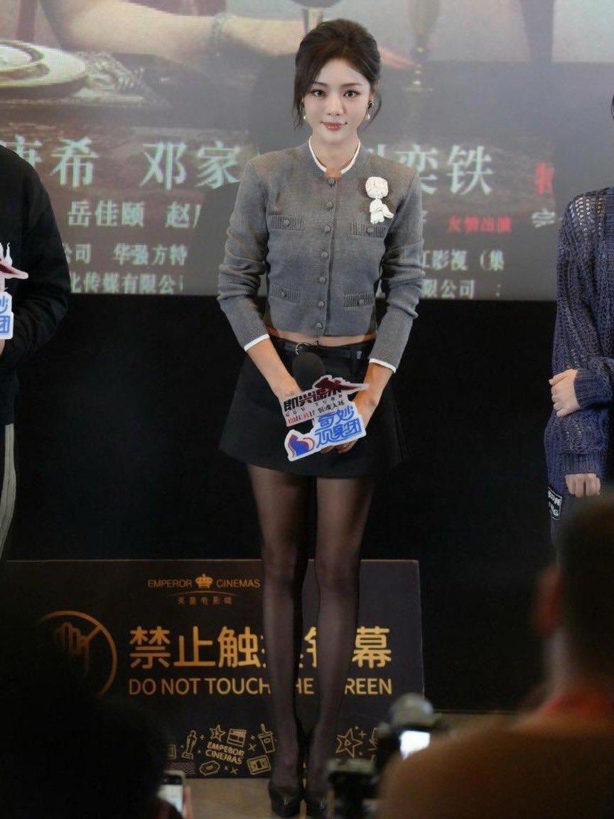 我的妈呀，这居然是邓家佳？十几年前演《爱情公寓》小姨妈的时候长这样，现在翻出来一