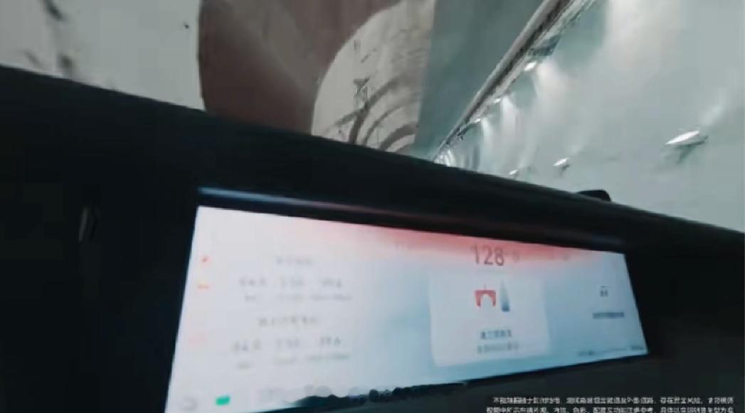 华为乾崑ADS 应该是成为了人类汽车史上第一个在隧道顶触发AEB的辅助驾驶系统。