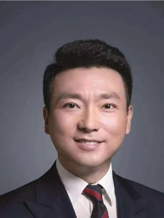 [微风]2000年，康辉与刘雅洁步入婚姻的殿堂，两人相约婚后不要孩子，没有想到，