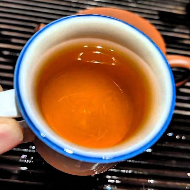没忍住，2002年的老班章生普，被我昨天心血来潮给打开一提，当年买的时候都没注意