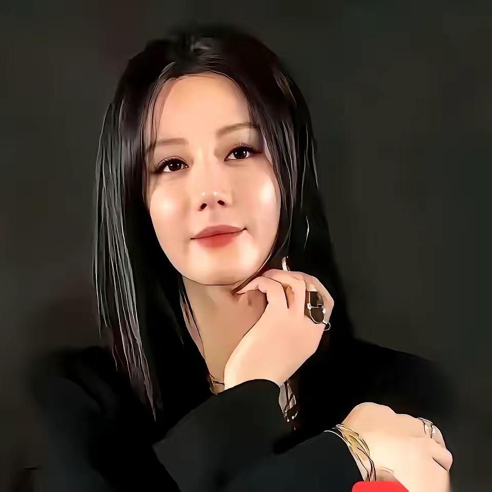 我健身教练刷到热巴那张照片，叹了口气，就说了一句：这不是整了，也不是垮了。这是所