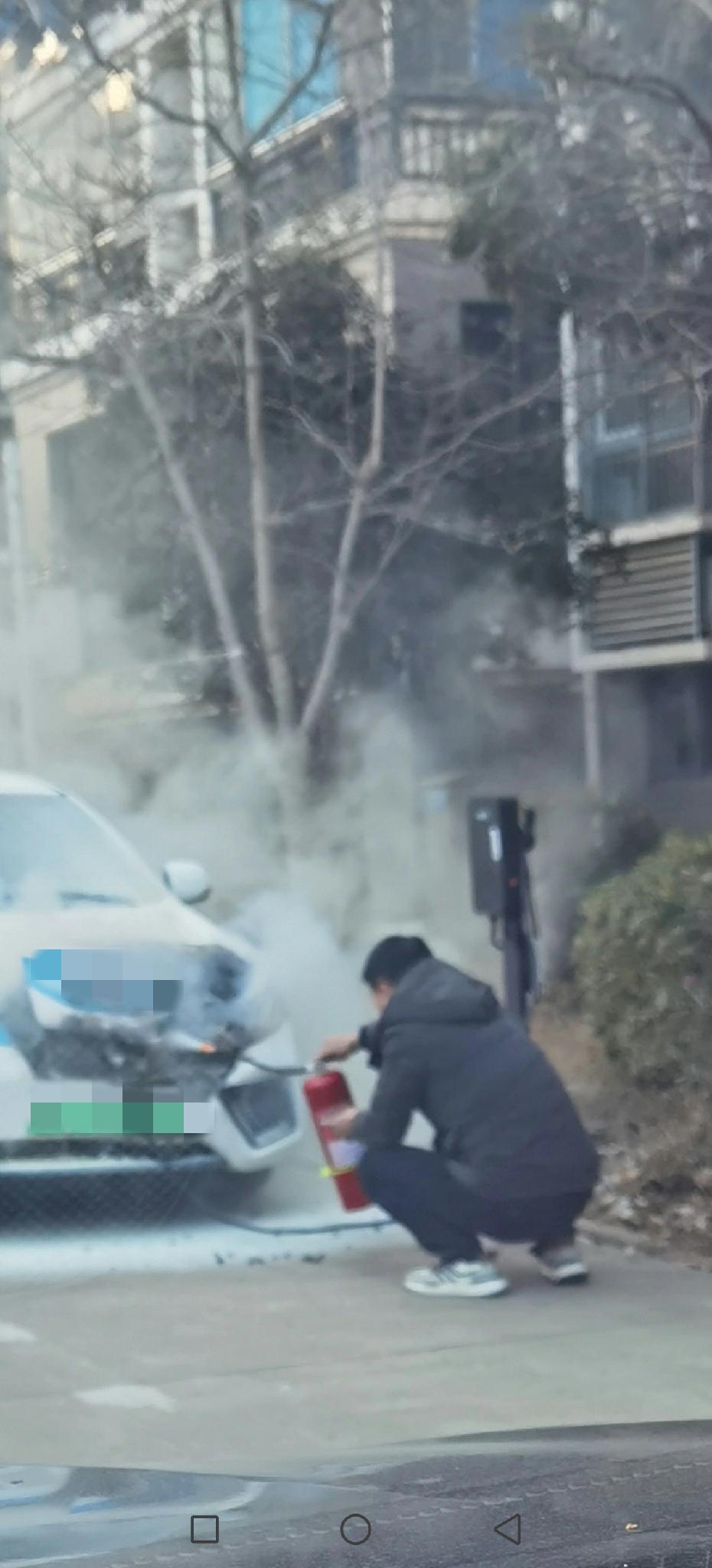 突发，电动汽车充电起火，像这种情况，是找保险公司还是找汽车生产厂家理赔呢？

刚