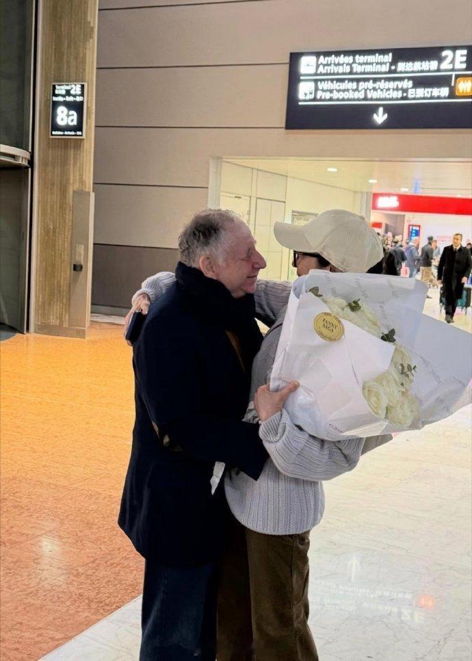 杨紫琼和老公机场拥吻 杨紫琼和老公在机场大方拥吻，低调又浪漫，多年感情依旧甜蜜如