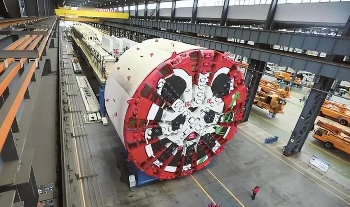 很多人不明白，为什么我们扣留了出口印度的盾构机？

广州港边，一批巨型设备本该乘