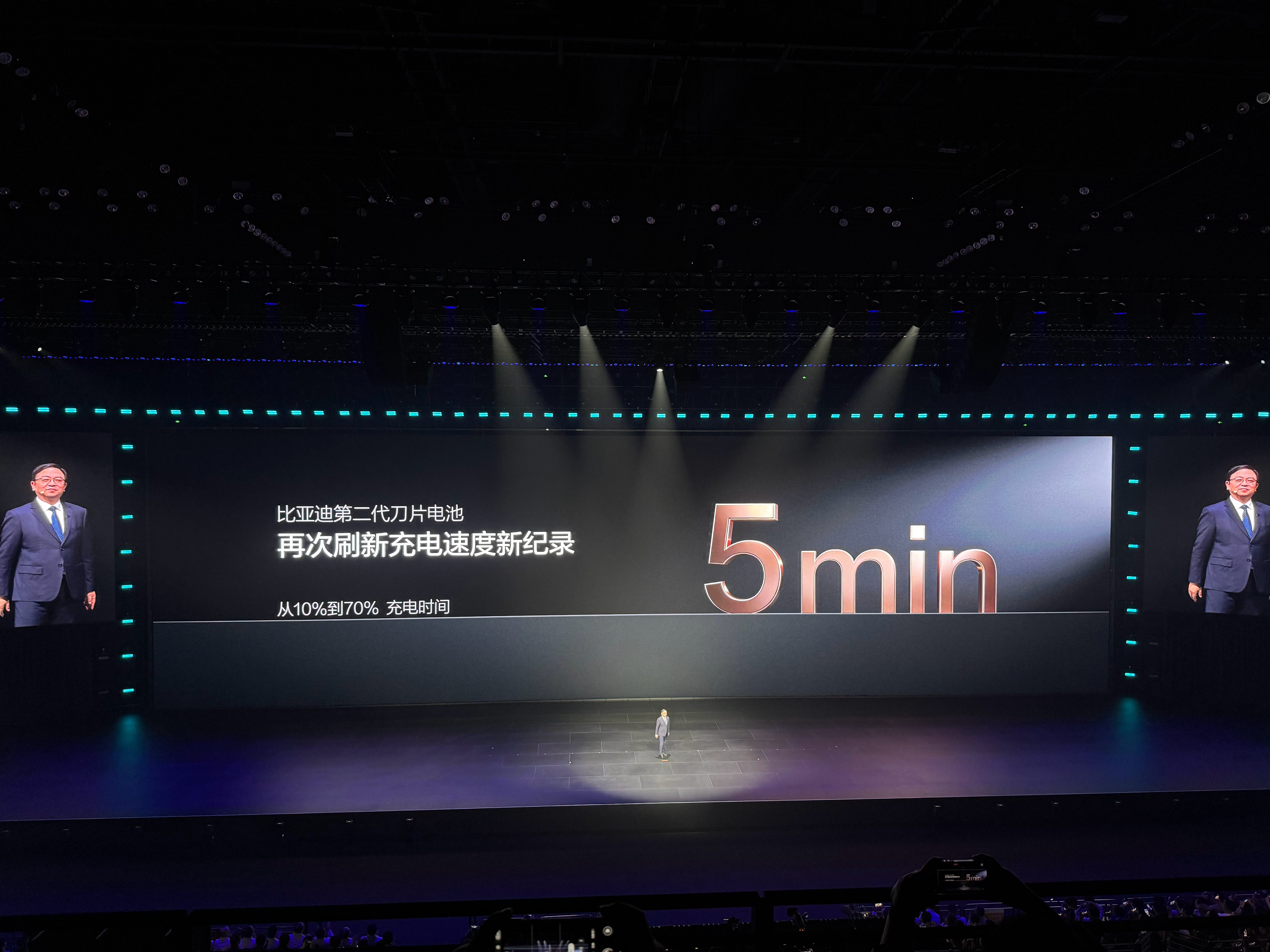 比亚迪第二代刀片电池从10%充到70%只需要5分钟，10%充到97%仅需要9分钟
