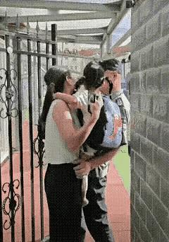 宝妈是否遭遇男保安的咸猪手？先仔细看动图视频！
这两天，宝妈送女儿去幼儿园的事闹
