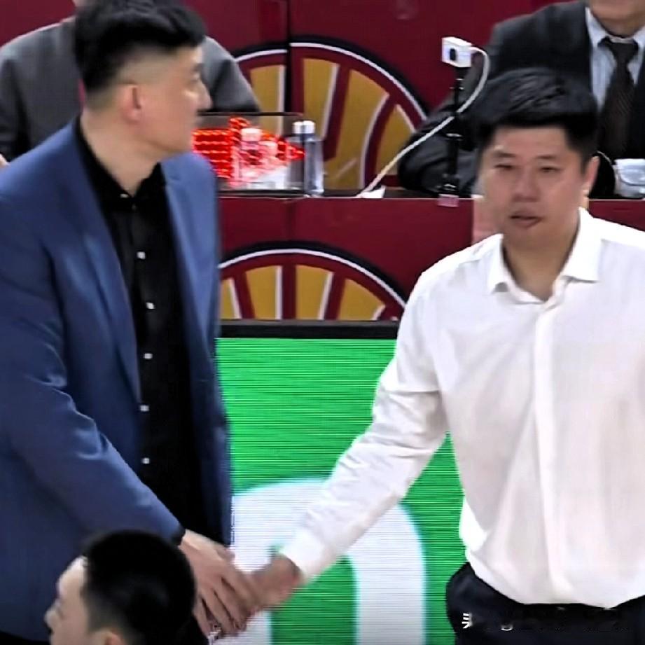 杜锋和潘江赛后握手无目光接触！
潘江挺不服气，面色铁青，在握手前还在场边训斥自己