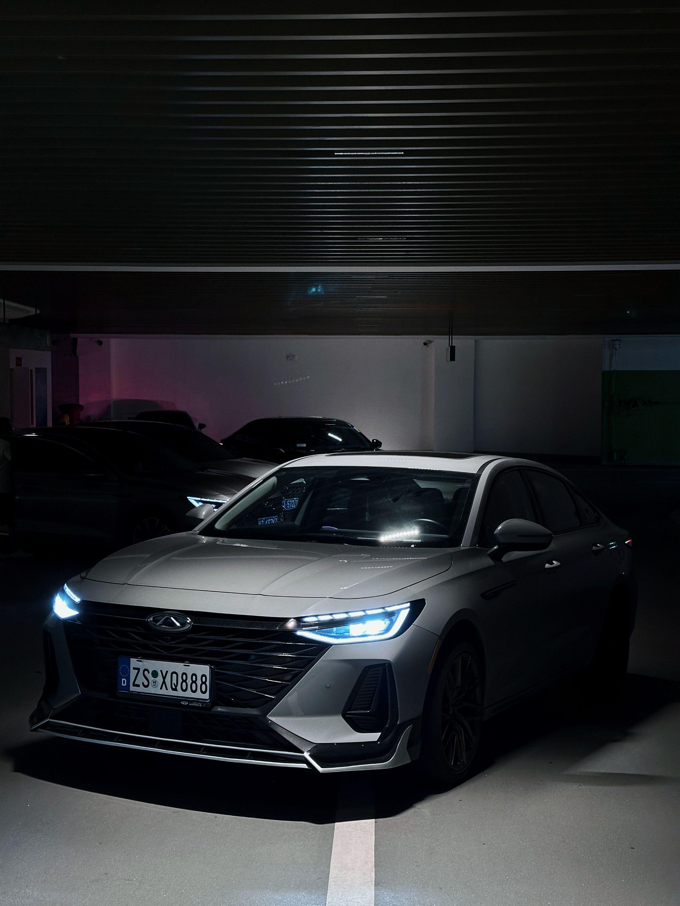 二十岁的你穷困潦倒，二十岁的她风华正茂，没有车你怎么为她遮风挡雨！