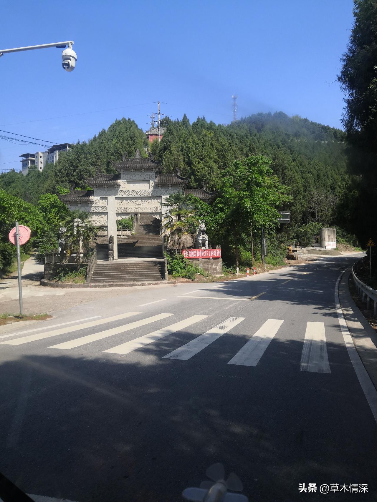 圆通寺。
其实路过这里，不想照下这张照片都不行，任何一个人看到这里的风景，确实美
