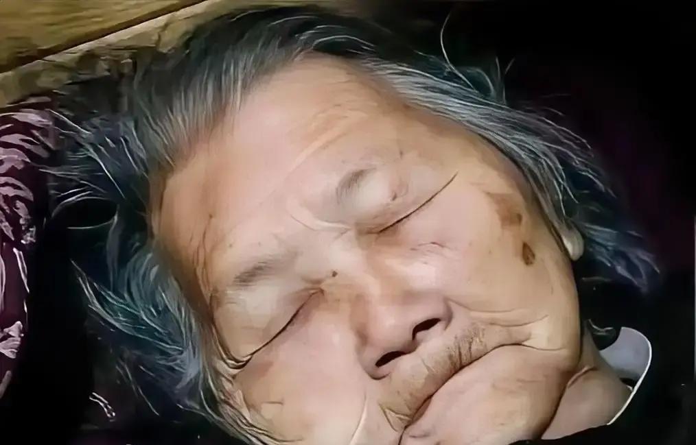 82岁老太太把头孢混着白酒往下灌，只想悄悄离开，不给子女添麻烦。
家人买菜回来发