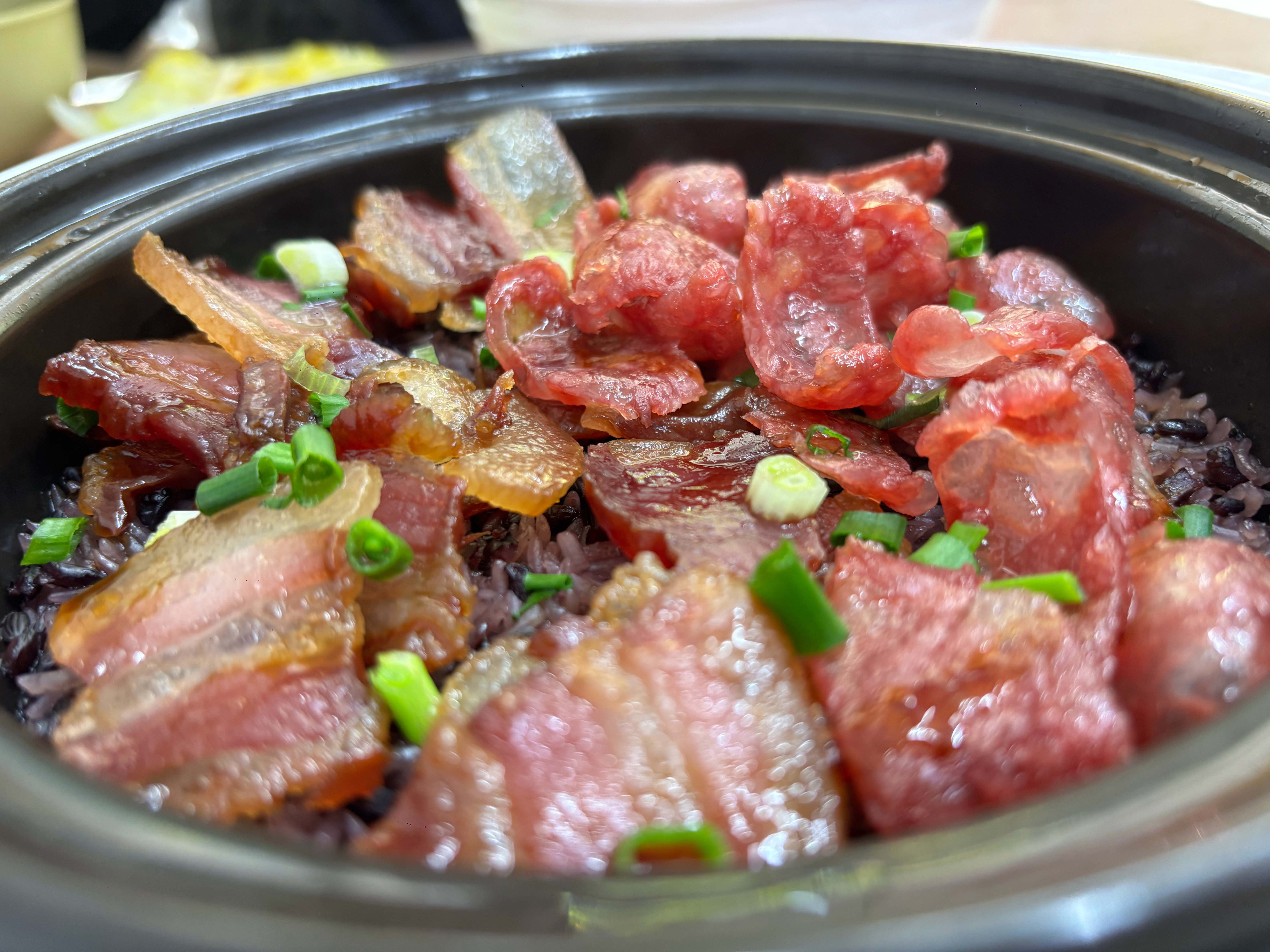 从不同的城市醒过来贴着窗户听不同的人类琐碎有好多可以吵 也有好多可以笑喊破喉咙是