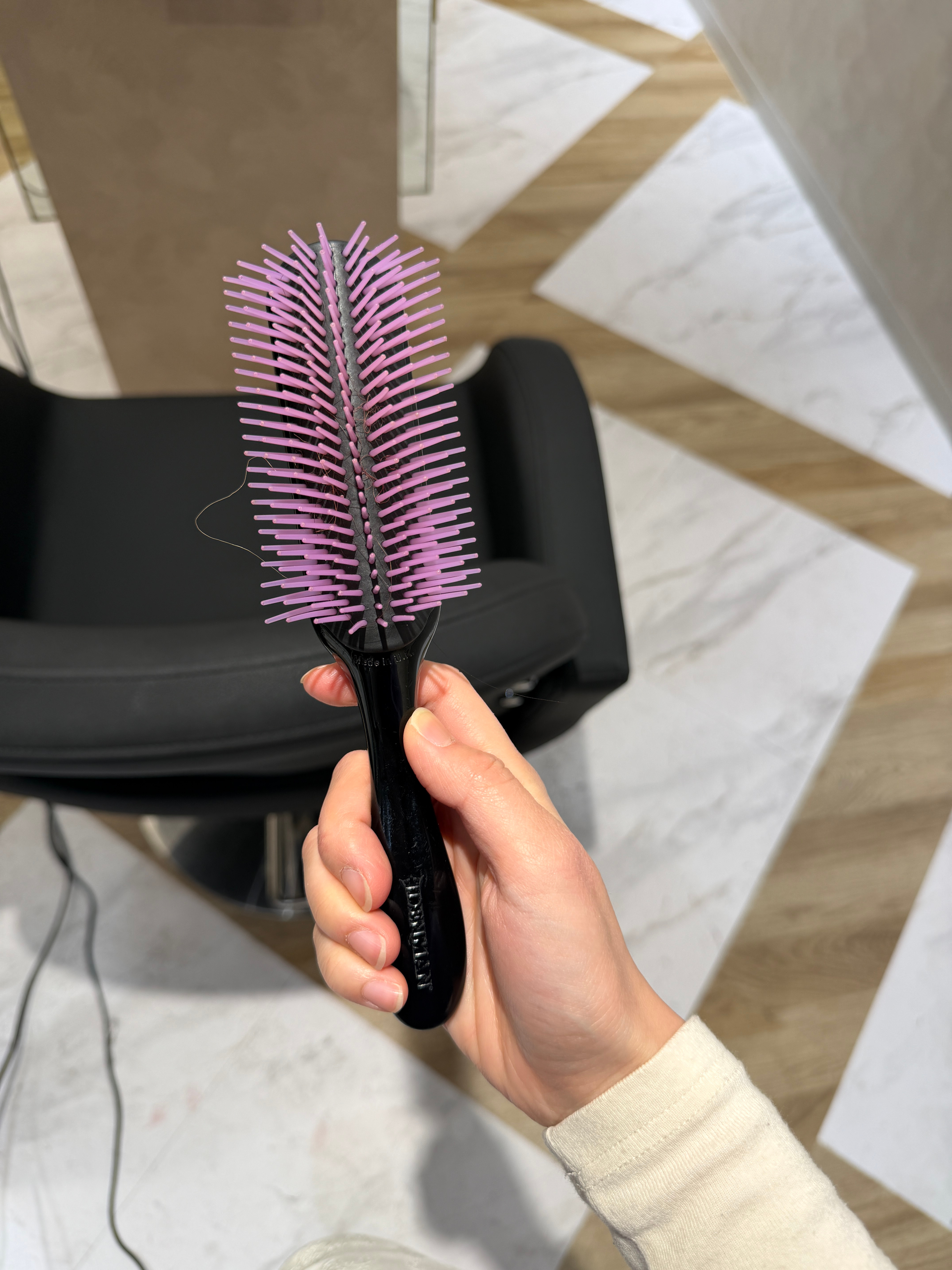 omg今天剪头发的时候理发师用这把梳子顺着刘海吹一下子就速成了平常要用卷发筒卷的