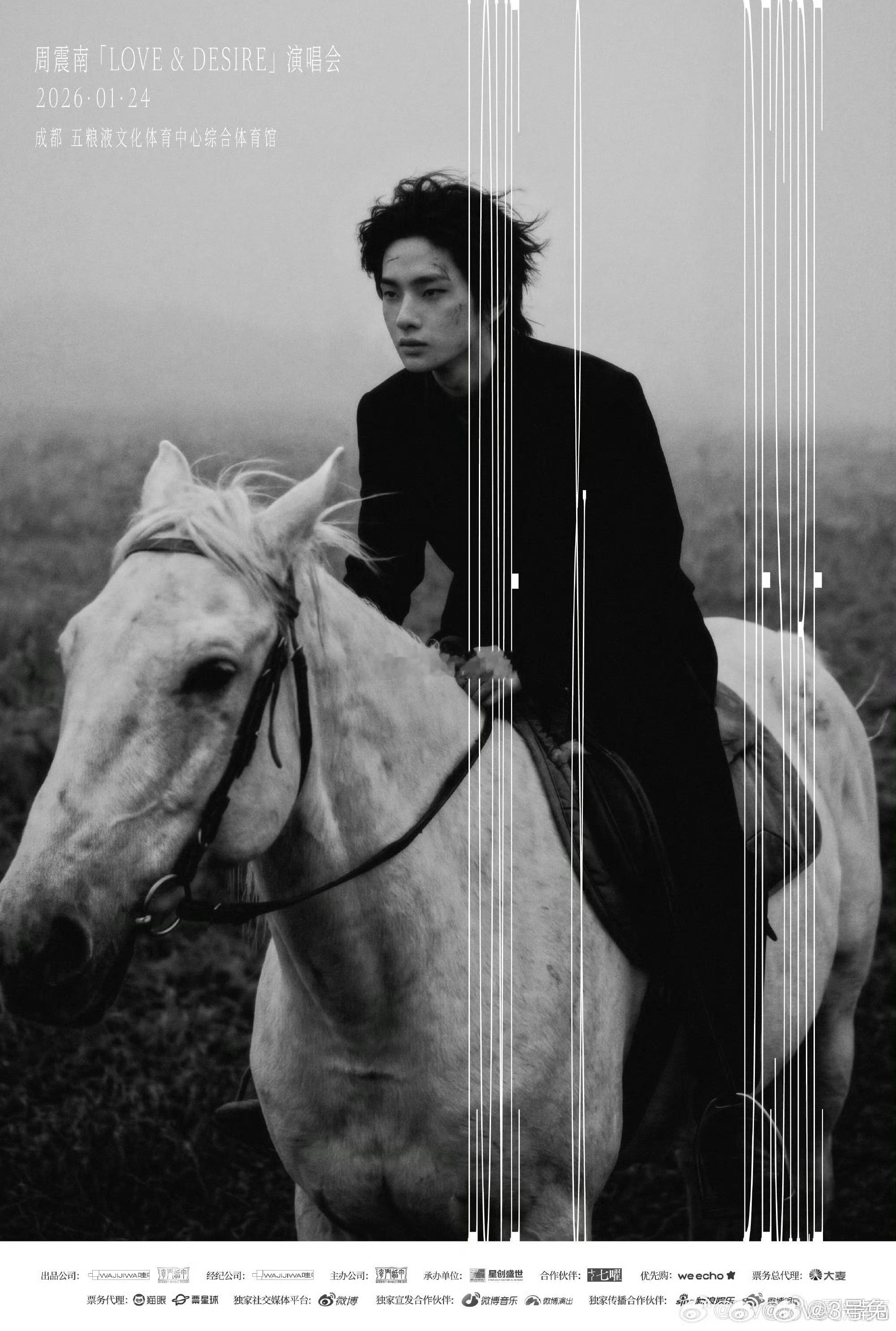 周震南和工作人员大声密谋 救命！周震南和工作人员的互动也太有爱了！现场畅聊珍贵物