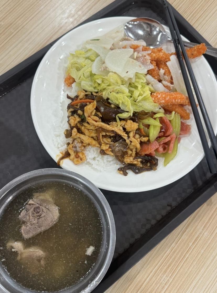 今日的工作餐，简简单单，为一上午的付出补充能量！