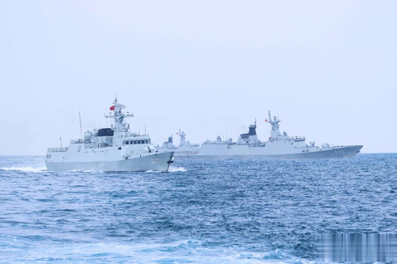 近日，东部战区海军某护卫舰支队温州舰、马鞍山舰、怀化舰、德阳舰等多型舰艇组成编队