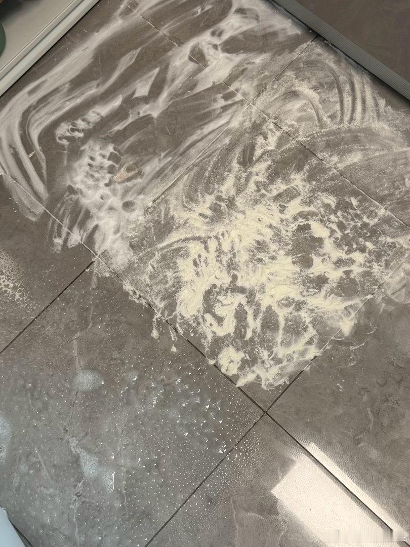 啊啊啊啊用除湿盒/除湿剂的闺蜜一定要小心点！它吸出来的液体是氯化钙溶液，我昨天不