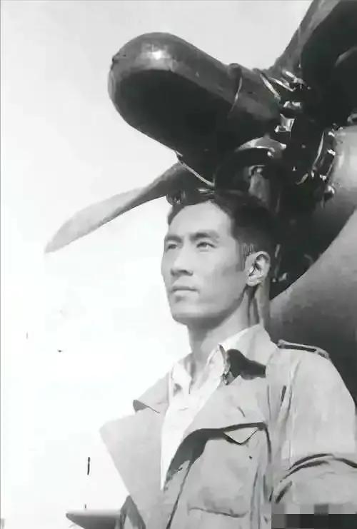 1944年，飞行员王光复在成功炸毁日军军列后，正准备返航，途中路过日军机场时，意