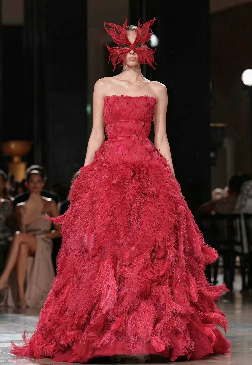 Elie Saab 2026秋冬高定，本季最美的这条红色羽毛裙已经被lulu姐拿