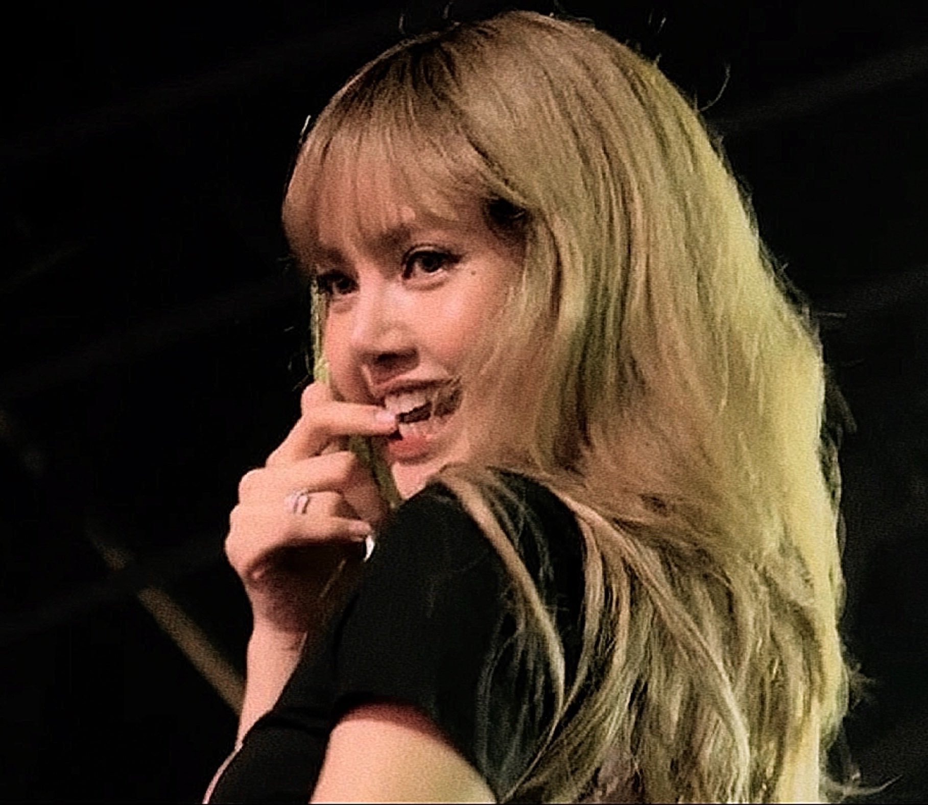 最会咬手指的女子——LISA 