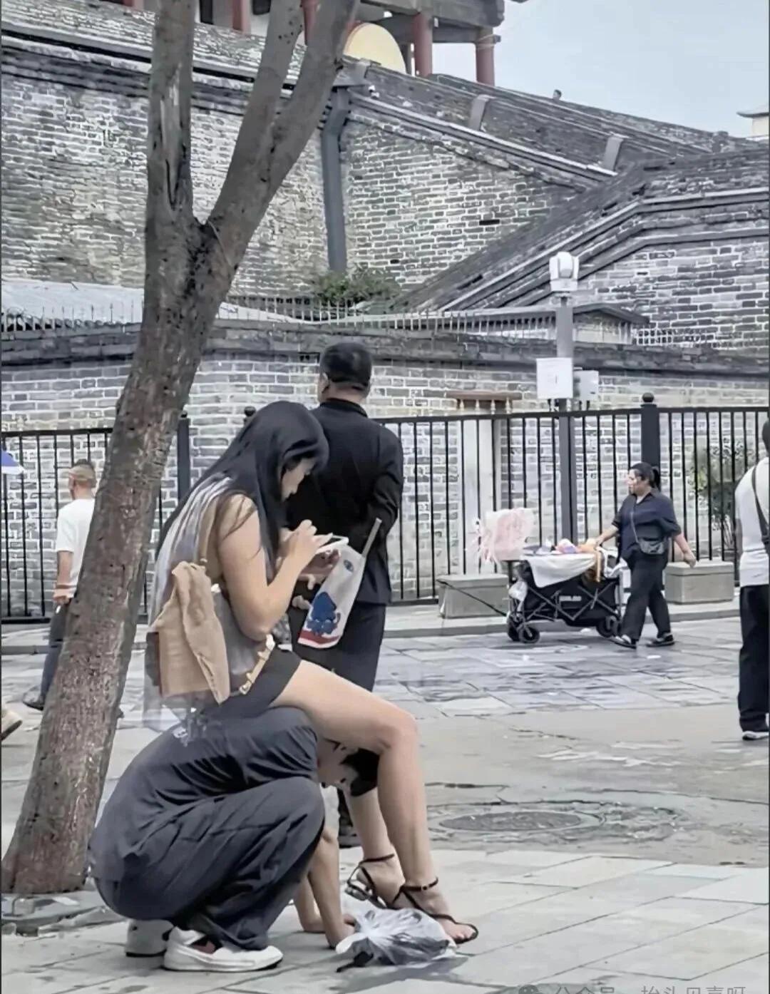 我有儿子，我看不得这个……
看到照片这一幕，我低头看了看坐在我腿上的儿子。他现在